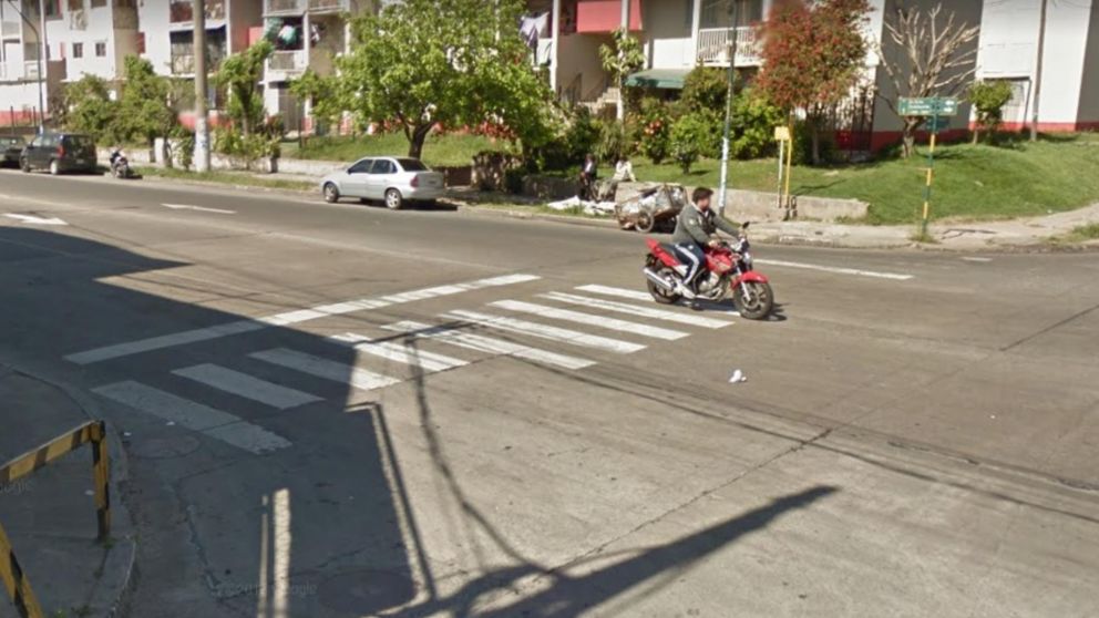 En esta esquina ocurrió el asalto en el que murió uno de los presuntos ladrones (Google Street View).