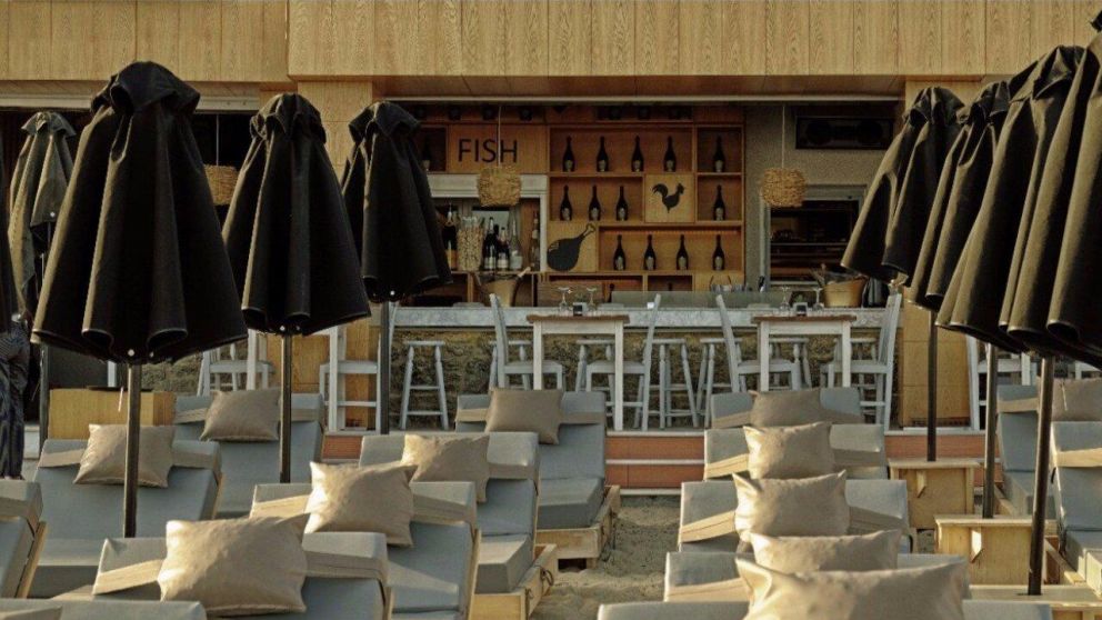 El restaurante restaurante de la polémica está ubicado en las bellas playas de Mykonos, en Grecia.