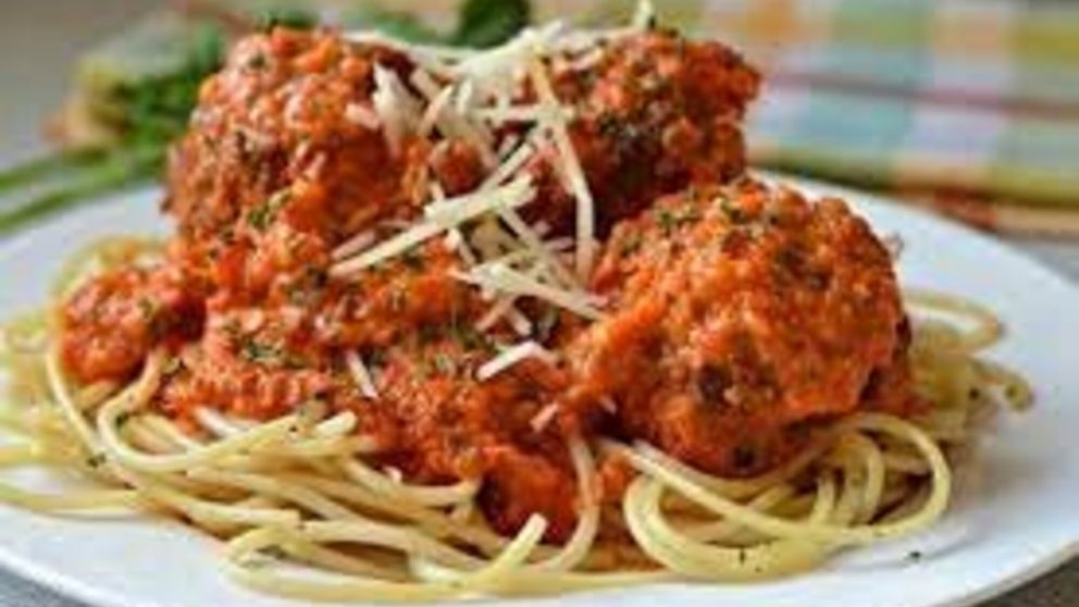 Fideos con albóndigas: una receta fácil y económica que no falla.