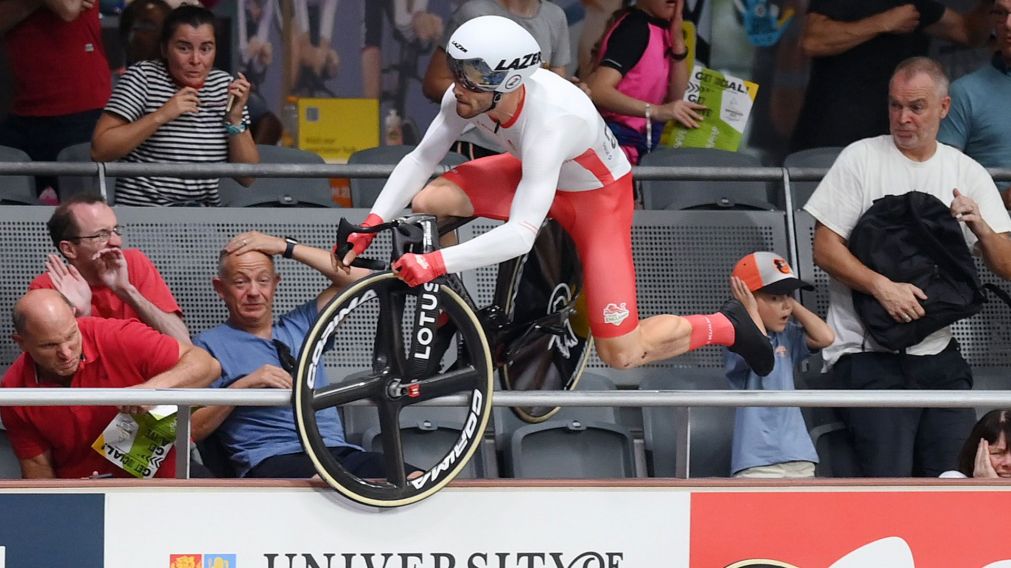 La imagen impactante del ciclista saltando las gradas (Gentileza EFE)