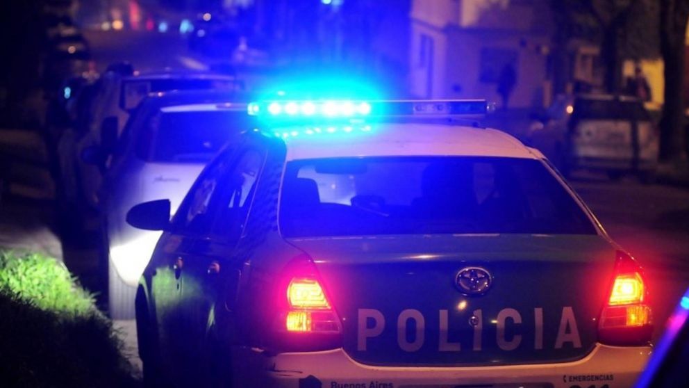 Era polic�a, estaba con parte m�dico y fue a un bar: empez� a los tiros, y a pesar de resistirse fue detenido.