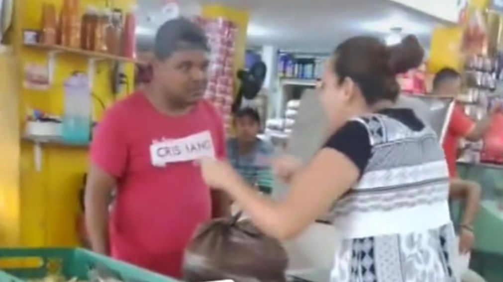 La mujer causó un escándalo en el mercado vecinal y al final se salió con la suya.