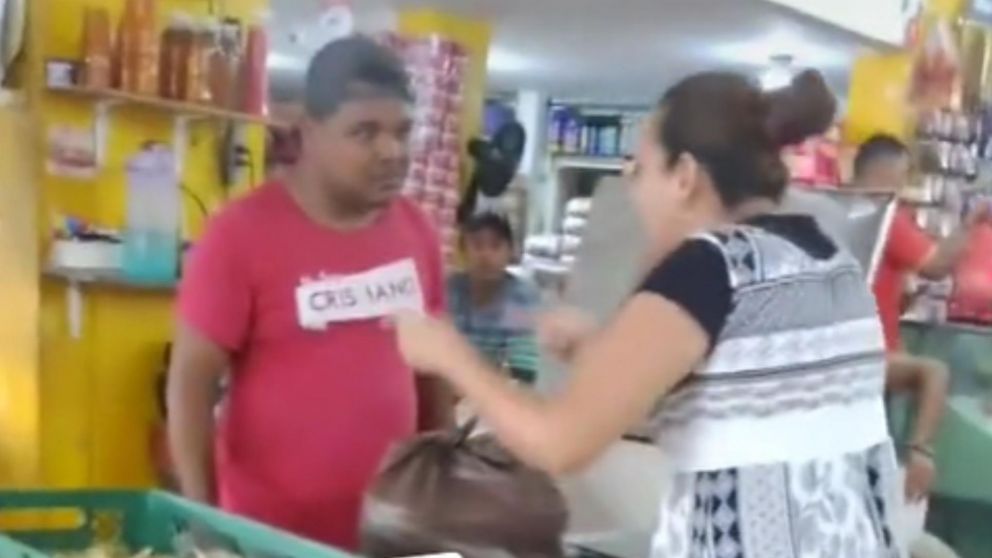 La mujer causó un escándalo en el mercado vecinal y al final se salió con la suya.