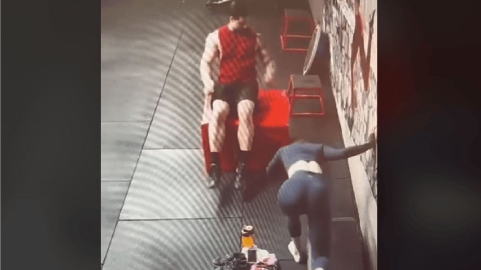 Un hombre intent� conquistar a una mujer en el gimnasio y pas� verg�enza.