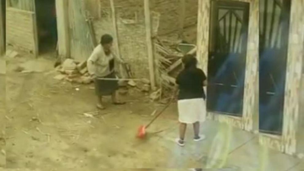 La pelea entre vecinas tuvo lugar en un barrio de México (Captura de video).