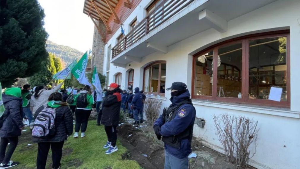 La situación se salió de control cuando un hombre que estaría identificado con el gremio de esa localidad, comenzó a disparar a la gente. (Foto: LMNeuquén).