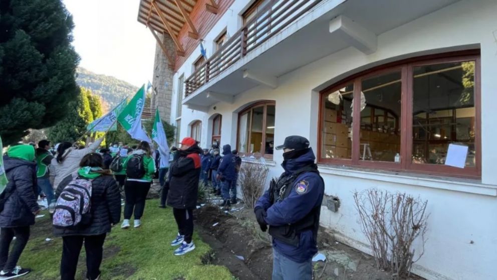 La situación se salió de control cuando un hombre que estaría identificado con el gremio de esa localidad, comenzó a disparar a la gente. (Foto: LMNeuquén).