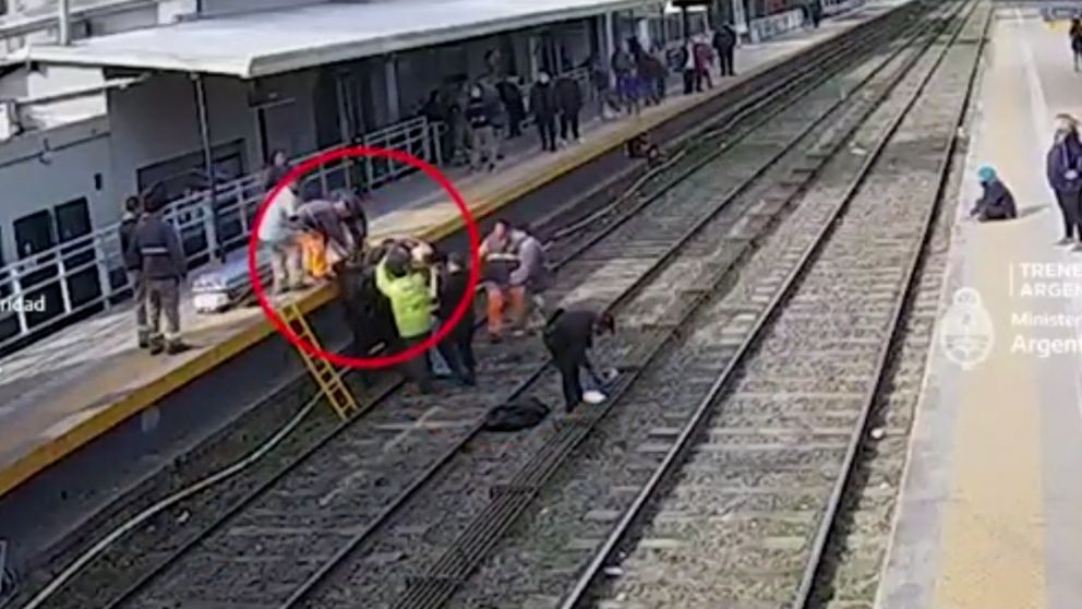 Un hombre se desmayó, cayó a las vías del tren San Martín y fue rescatado a tiempo (Imagen captura vídeo).