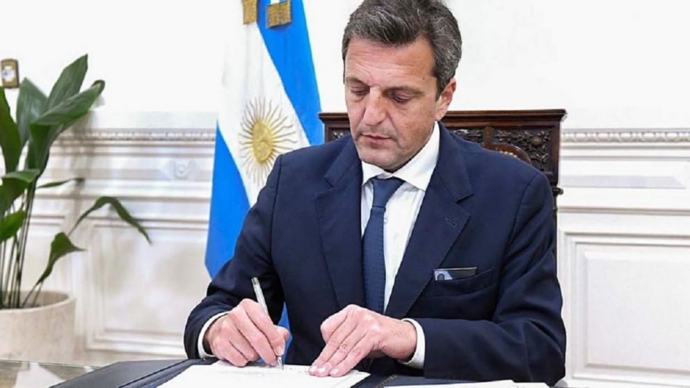 En una jornada plagada de rumores el anuncio oficial de la creación del "superministerio" abrió todo tipo de especulaciones por la situación de quienes hasta hace horas ocupaban el cargo de titulares de los ministerios de Economía, Agricultura, Ganadería