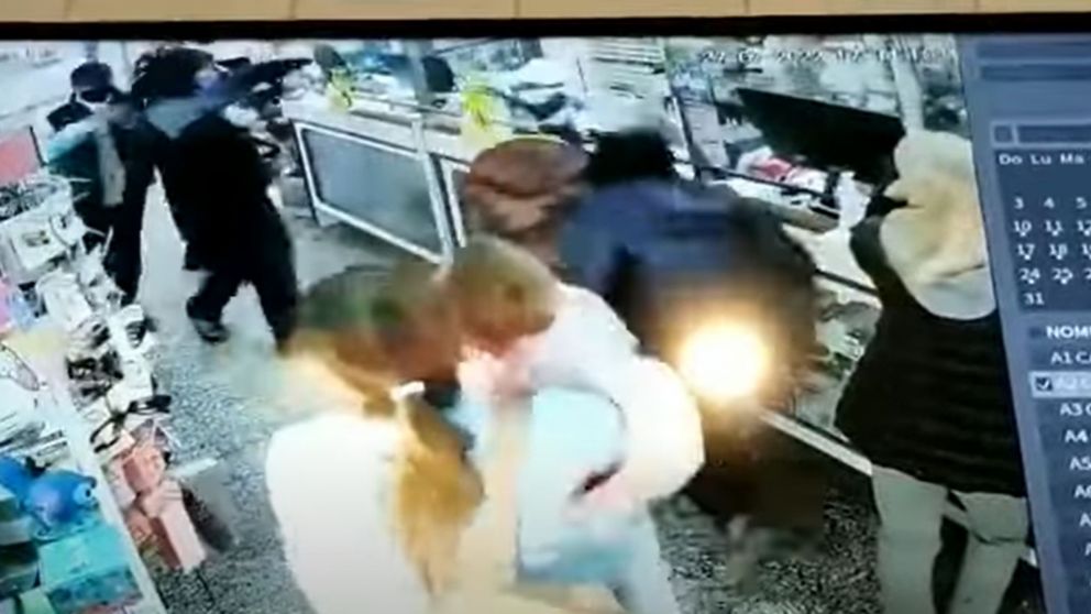 El violento robo quedó captado por una cámara de seguridad del local.