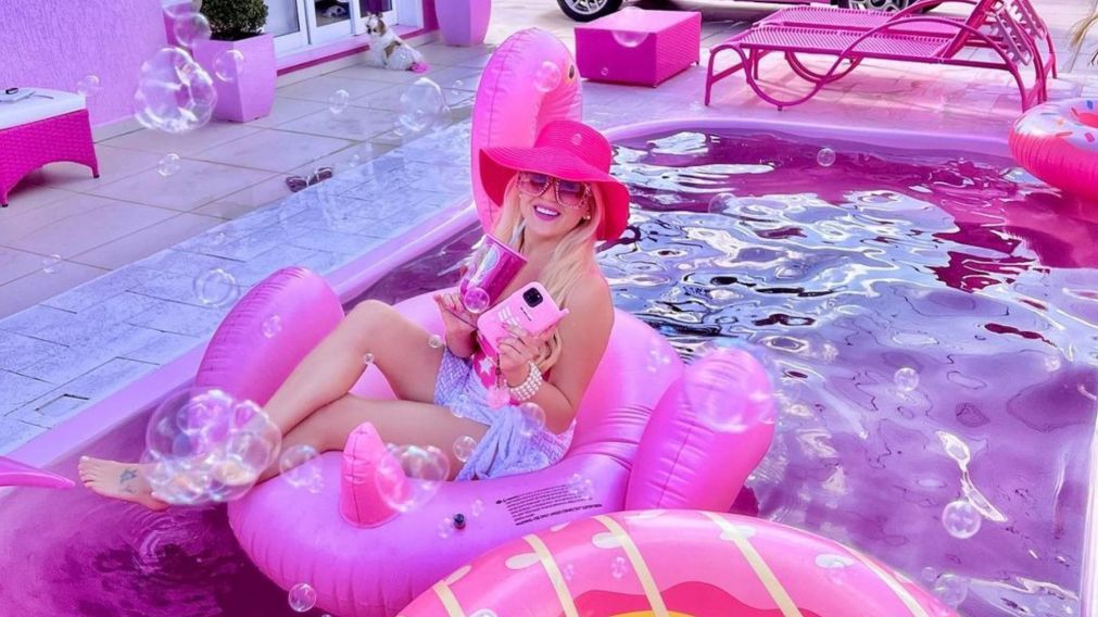 La influencer brasileña pintó todo en su casa del color característico de la muñeca; hasta el agua de la pileta.