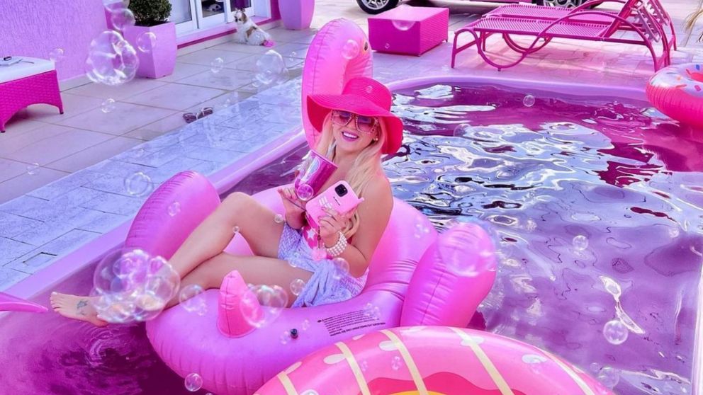La influencer brasileña pintó todo en su casa del color característico de la muñeca; hasta el agua de la pileta.