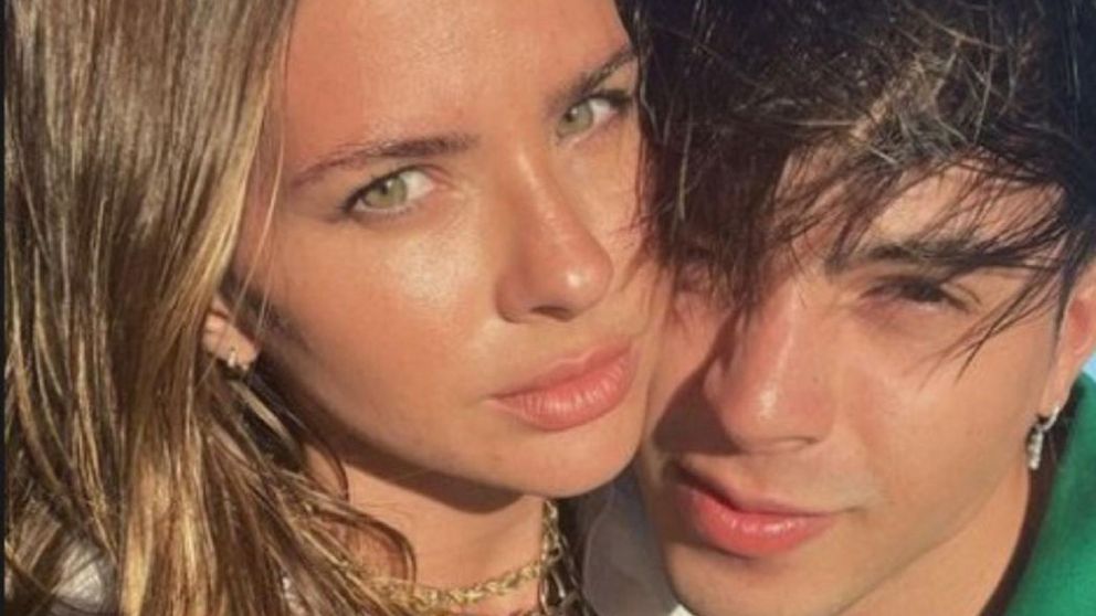 La China Suaréz y Rusherking blanquearon su romance tras ser descubiertos a la salida de un hotel.