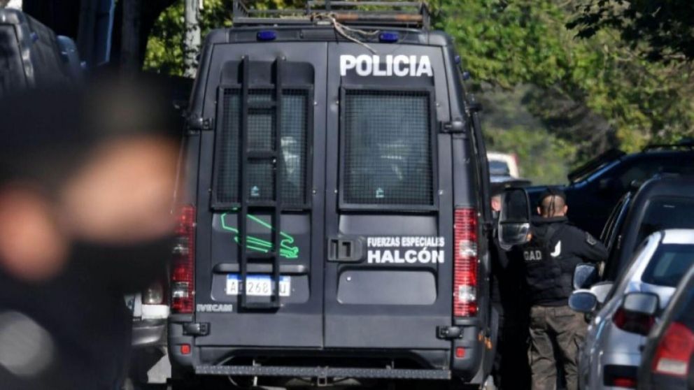 Un mediador del Grupo Halcón interviene en el lugar.