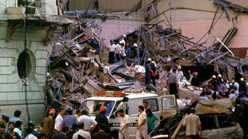 El momento del operativo de rescate tras la voladura de la Embajada de Israel en Buenos Aires (Archivo/Télam).