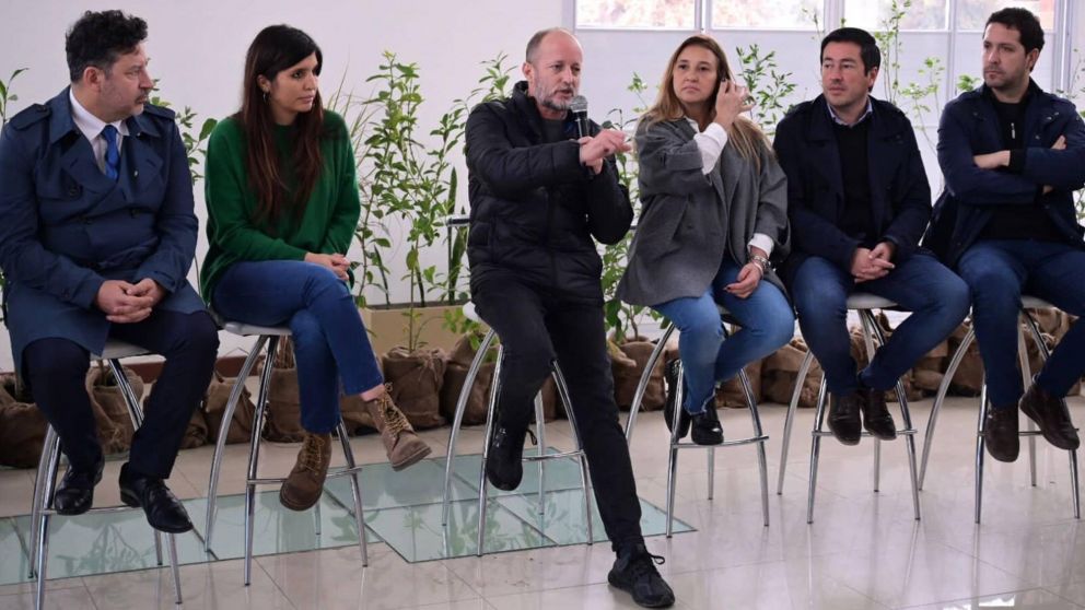 Martín Insaurralde y Daniela Vilar firmaron convenios marco para políticas ambientales en municipios bonaerenses.