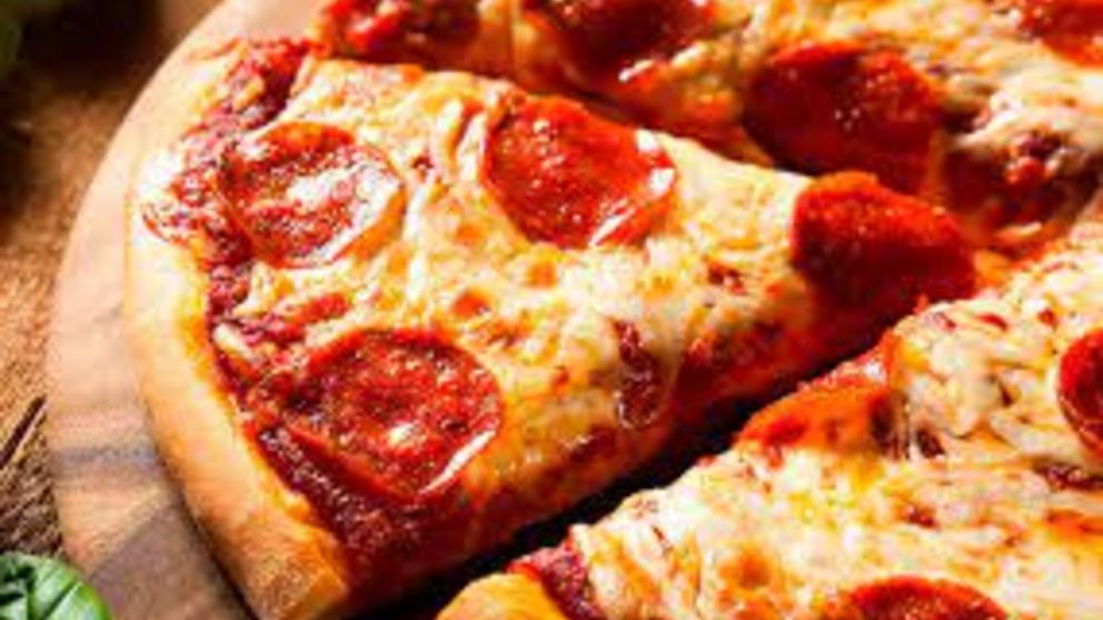 Un joven pidió una pizza a domicilio, pero cuando abrió la caja se encontró con una sorpresa inesperada.