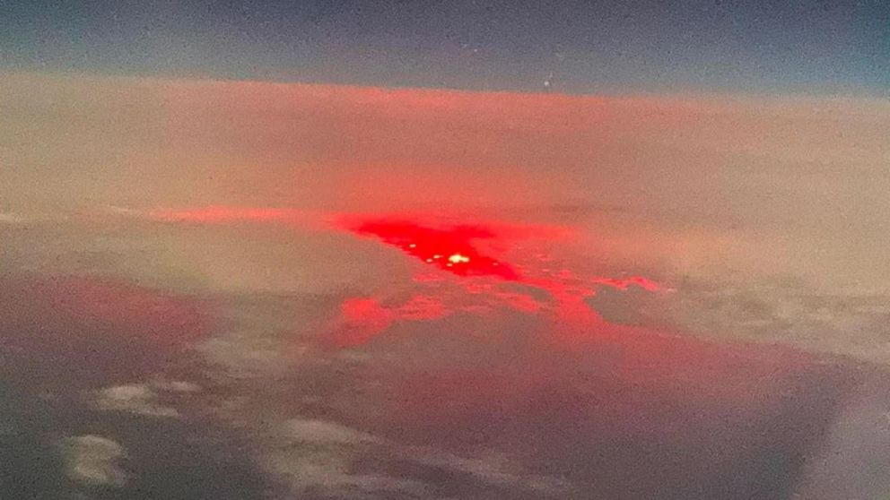Una de las teorías indica que podría tratarse de un barco de pesca, que usualmente utilizan grandes paneles de luces led rojas.
