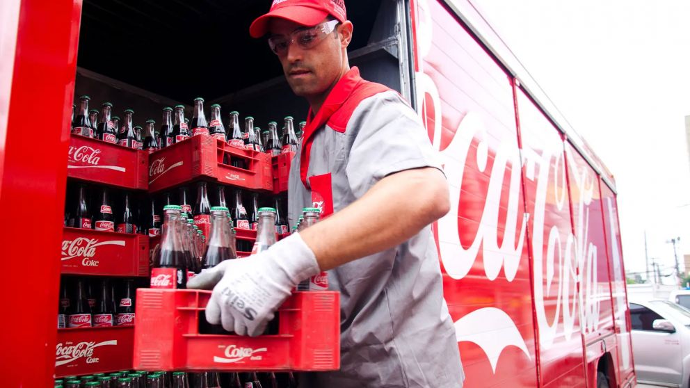 Coca-Cola busca empleados y ofrece sueldos de hasta $183.000: cuáles son los requisitos