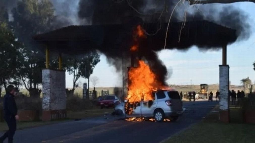El choque concluyo en un feroz incendio del auto. 