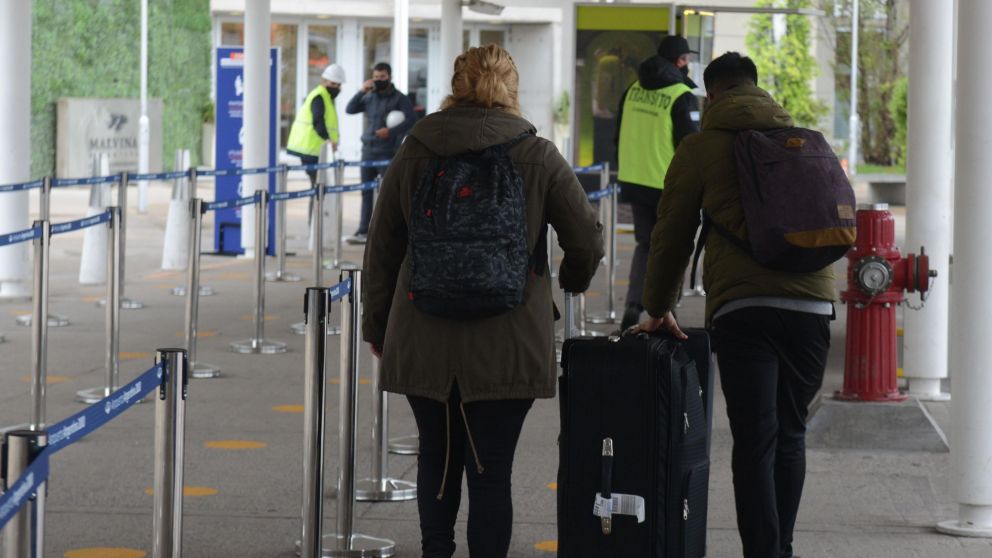 Demoras y desv�os en Ezeiza y Aeroparque por intensas neblinas (Hern�n Nersesian / Cr�nica).