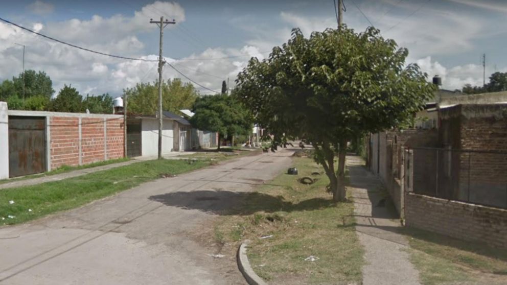 La víctima, identificada como Oscar Leandro Encina, fue encontrada muerta en este barrio de González Catán (Google Street View).