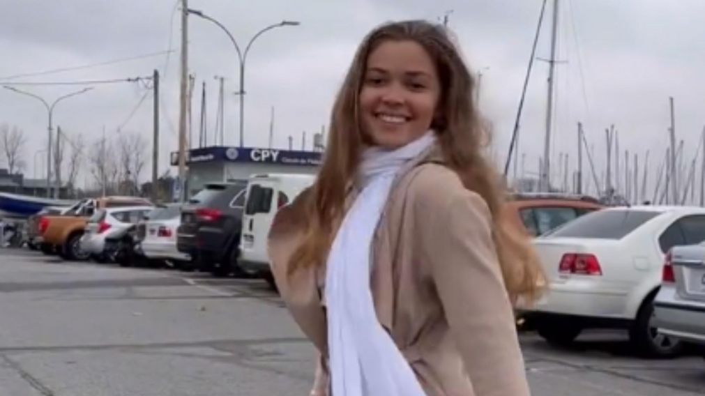 Turista norteamericana muestra cómo gasta los pesos que cambió por 40 dólares.