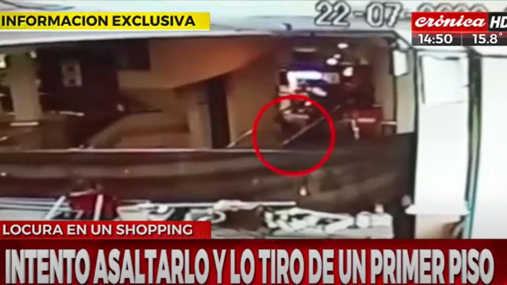 Las cámaras de seguridad registraron el momento en que el trabajador fue arrojado por un delincuente desde el primer piso de un shopping en Pilar (captura).