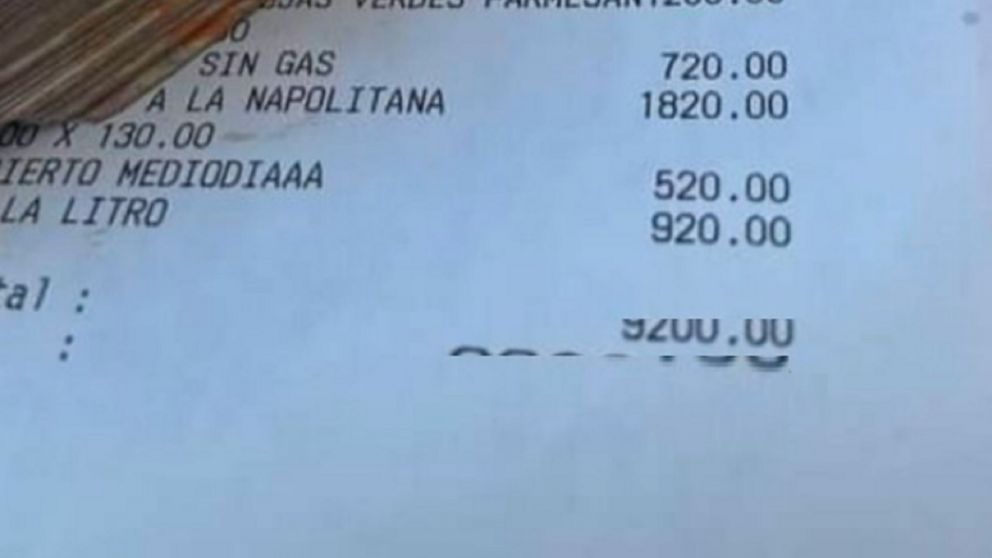 La cantidad de dinero que desembols� en una comida provoc� pol�mica en las redes sociales.