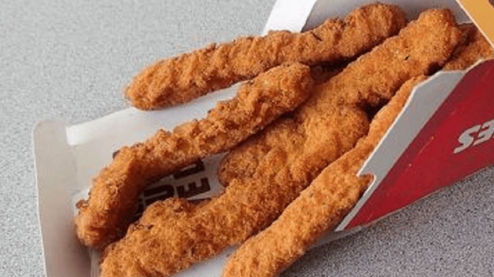 Pidió en una cadena de comida rápida y encontró un desagradable objeto en su pollo frito.