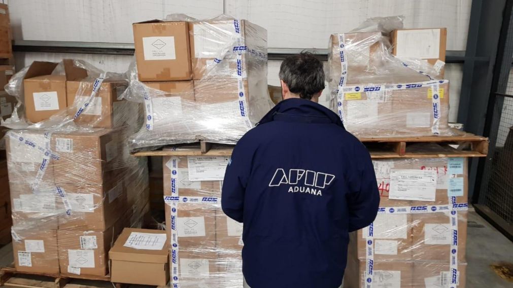 La Aduana detecta maniobra de sobrefacturación de "tecnología basura" y recupera 1.5 millones de dólares.