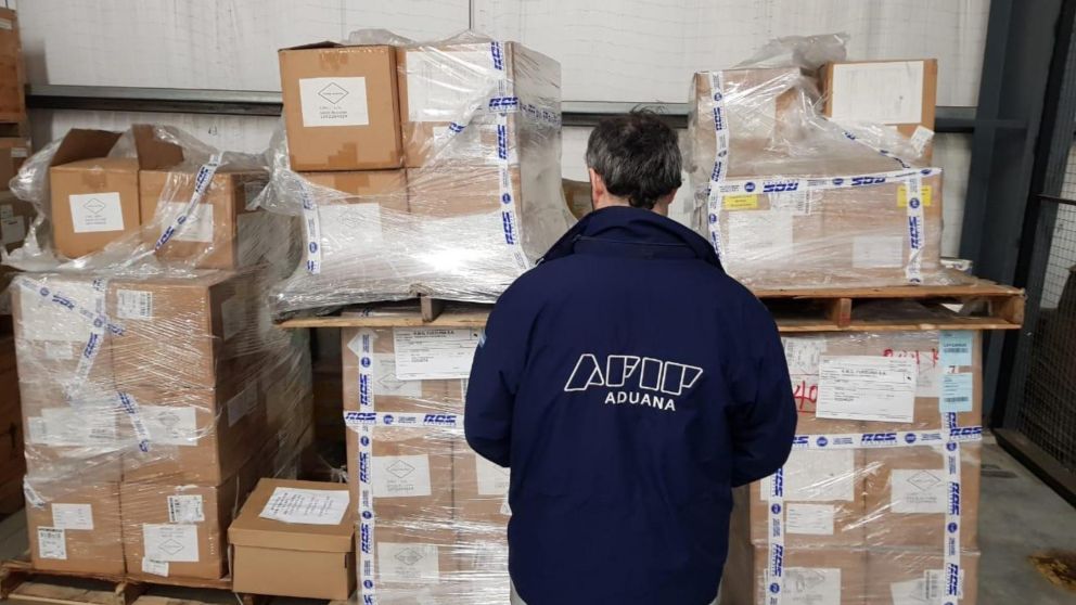 La Aduana detecta maniobra de sobrefacturación de "tecnología basura" y recupera 1.5 millones de dólares.