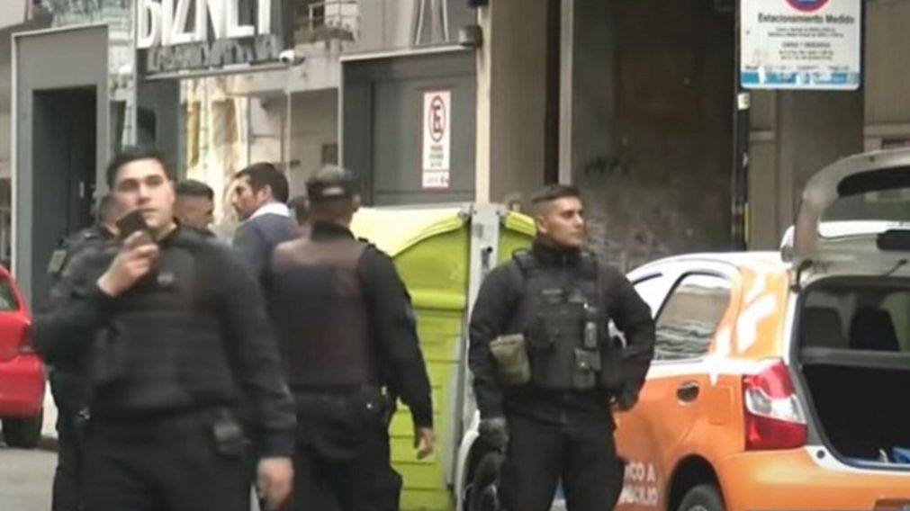 La polic�a trabaja para dar con el hombre que efectu� los disparos.