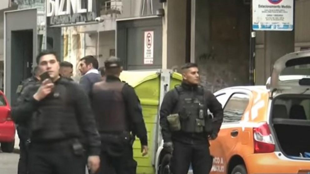 La policía trabaja para dar con el hombre que efectuó los disparos.