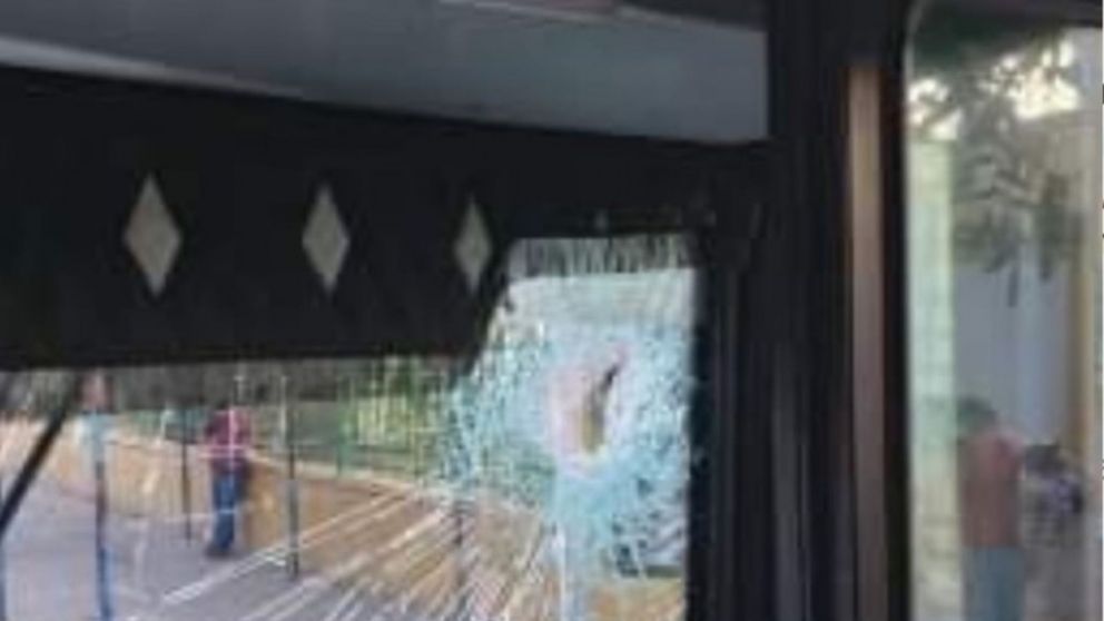 El impacto de la piedra que hirió de gravedad al colectivero.