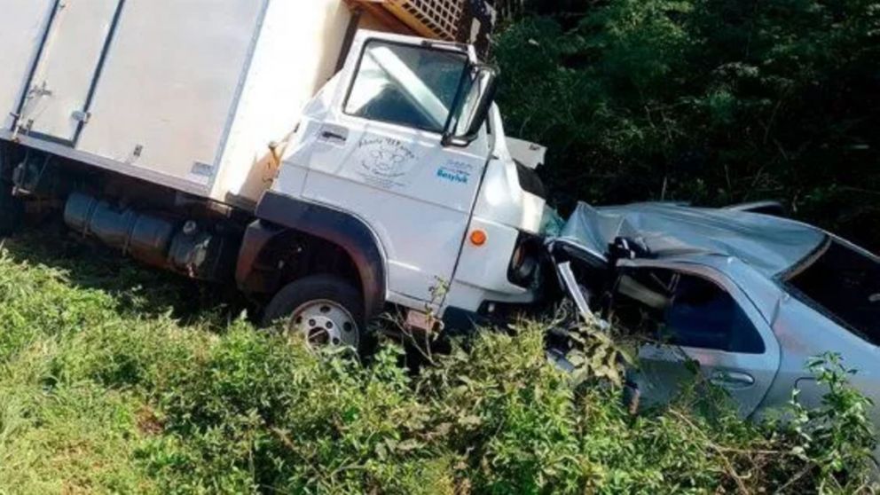 As� quedaron los veh�culos y tras el impacto.