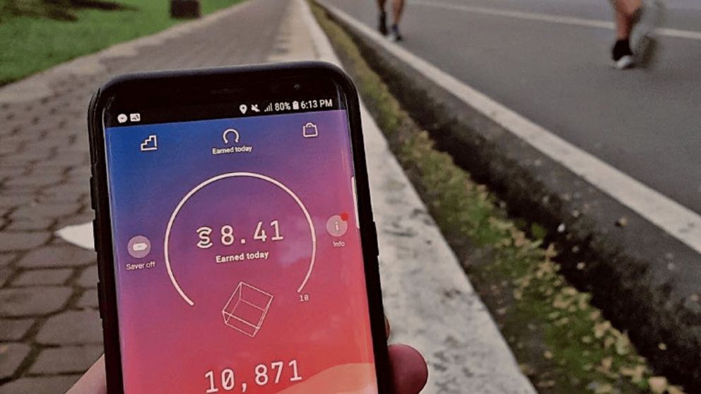 Gana dinero por caminar a través de la nueva aplicación de Sweatcoin.