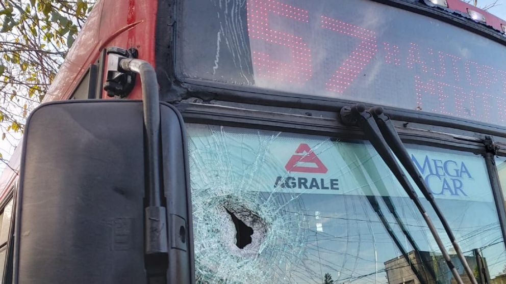 Una de las piedras traspasó el parabrisas y causó una grave herida en la cabeza al chofer (Twitter).