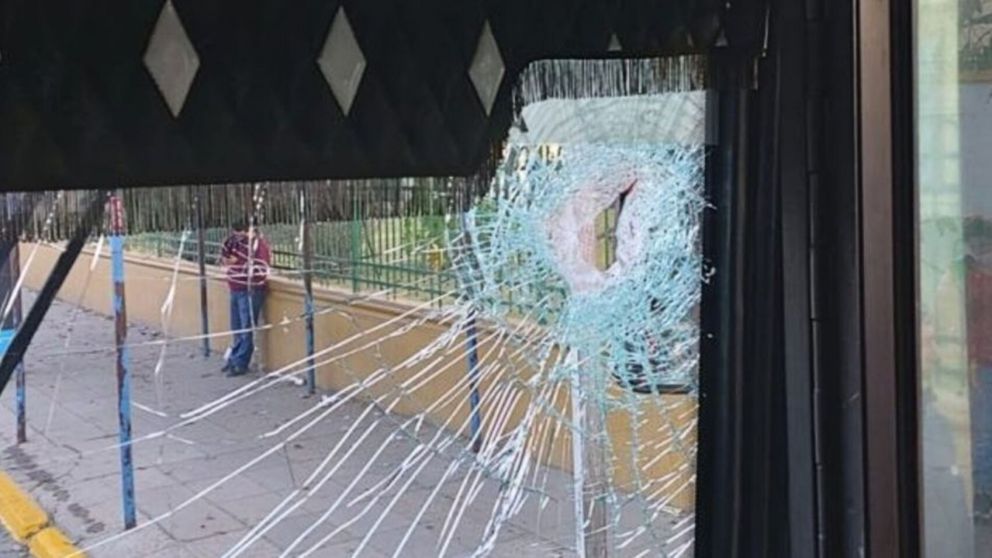 Un colectivero de la línea 57 fue atacado a piedrazos y se encuentra en grave estado (Imagen Twitter).