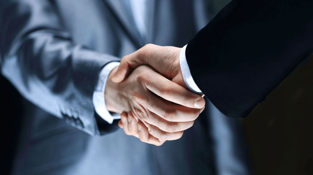 Este reto viral informa sobre los aspectos de la personalidad que revela tu manera de dar la mano.