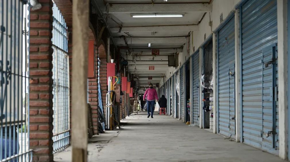 La víctima denunció que fue atacada en uno de los pasillos de la feria La Salada