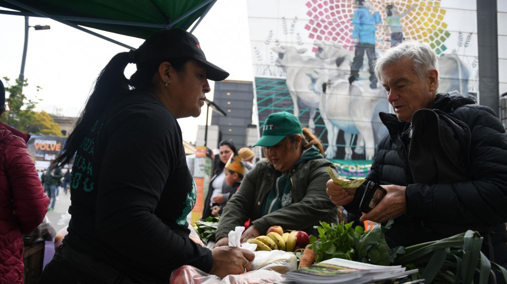 Hubo mucha gente que se acerc� a la feria y se interes� en c�mo son los peque�os emprendimientos productivos (Foto T�lam)