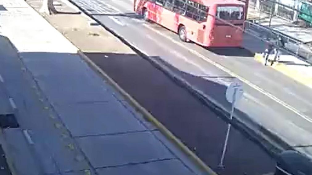El momento en el que la pareja avanza hacia el carril del Metrobus (Captura de video).