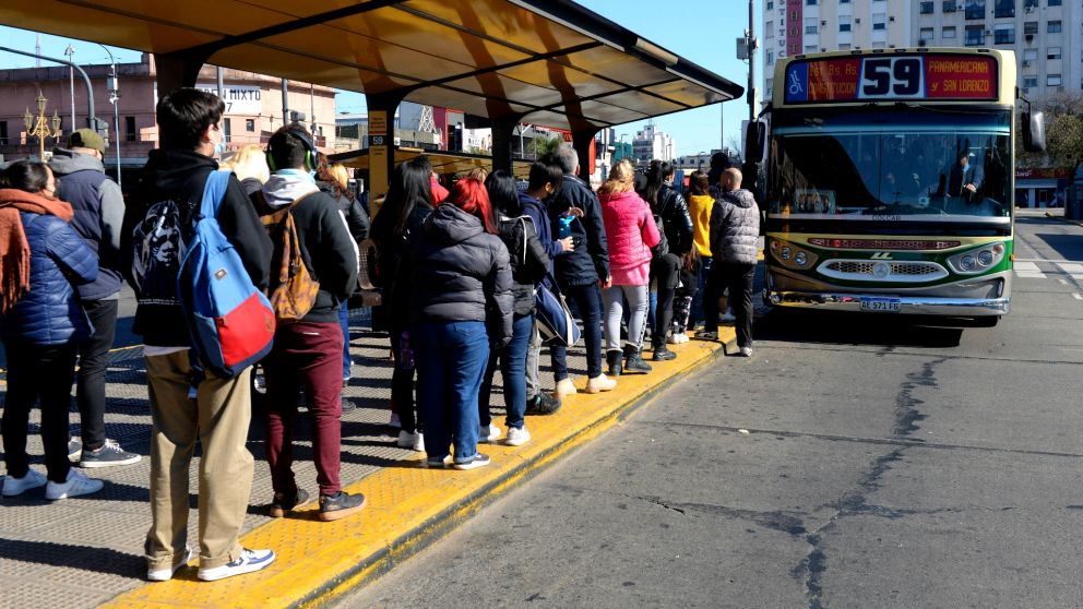 Largas filas en el Metrobús por la reducción del servicio (Nahuel Ventura/Crónica).