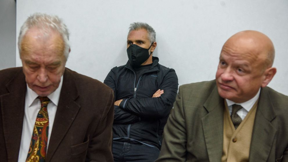 Nicolás Pachelo junto a sus abogados.