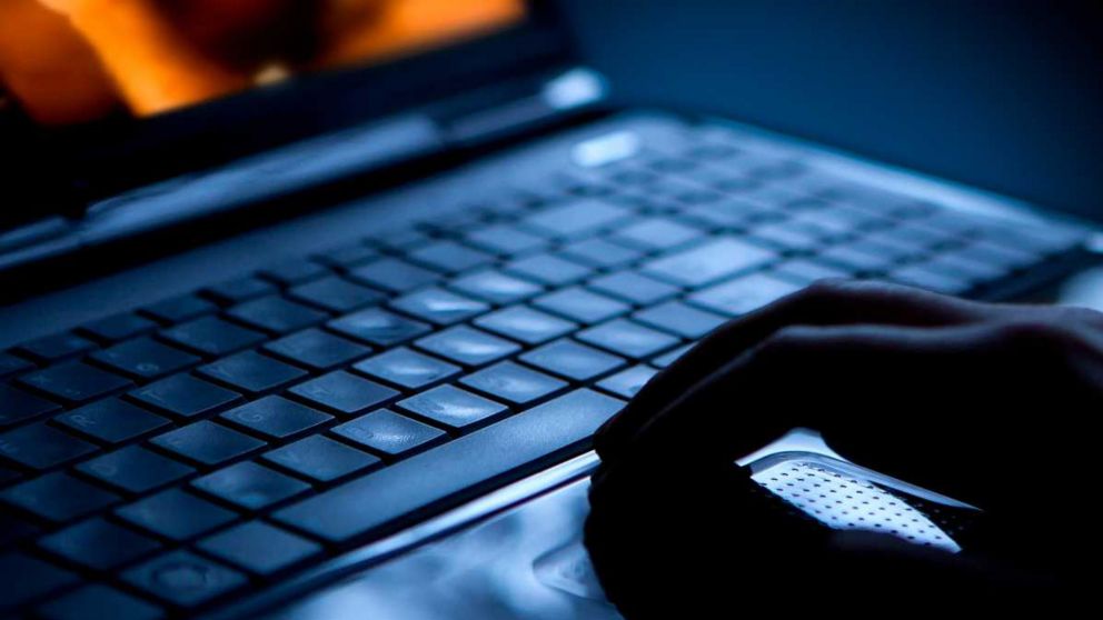 El acusado usaba la red social Facebook para consumar la ilegal maniobra.