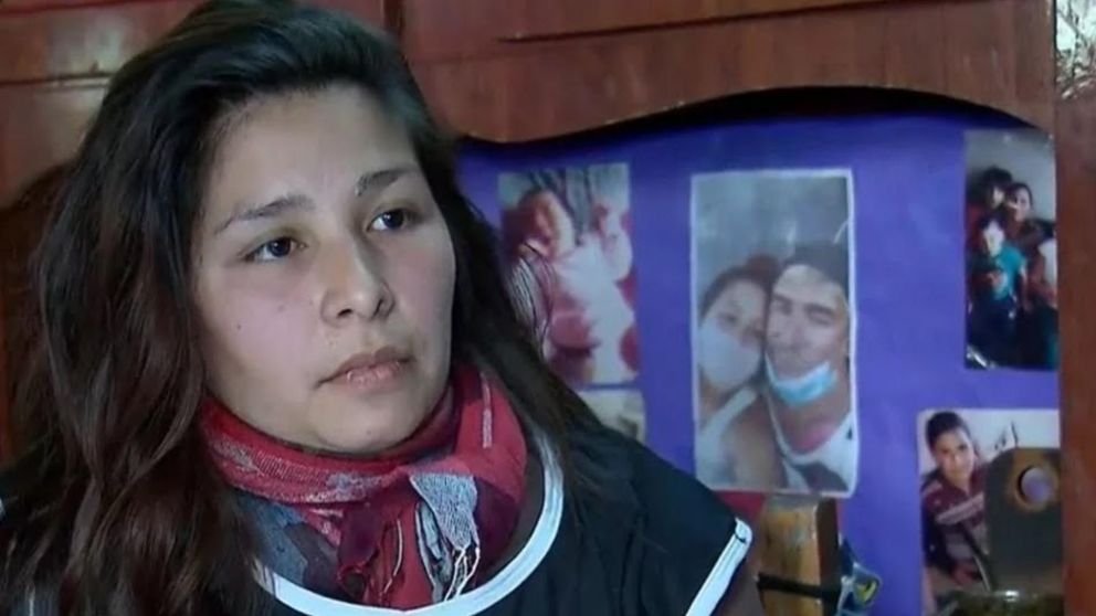 La mujer que se hizo viral por su reclamo recibió a los medios en su casa.