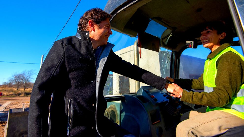 Axel Kicillof en Alberti junto a los vecinos (Télam).