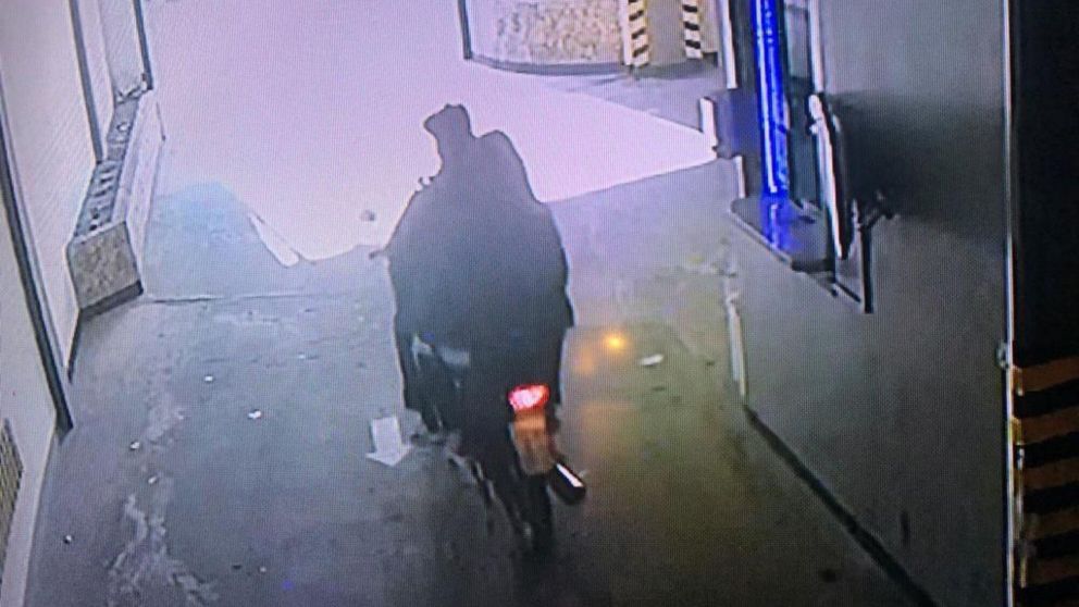 Las cámaras de seguridad del hotel alojamiento captaron el ingreso de un hombre y una mujer.