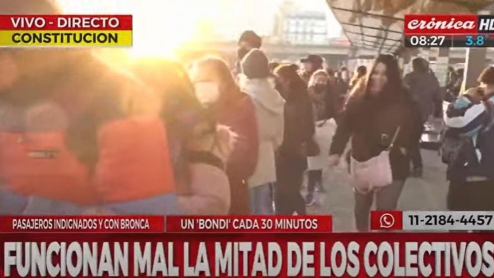 Una larga fila de pasajeros en una parada de colectivos del barrio porteño de Constitución (Captura de pantalla).